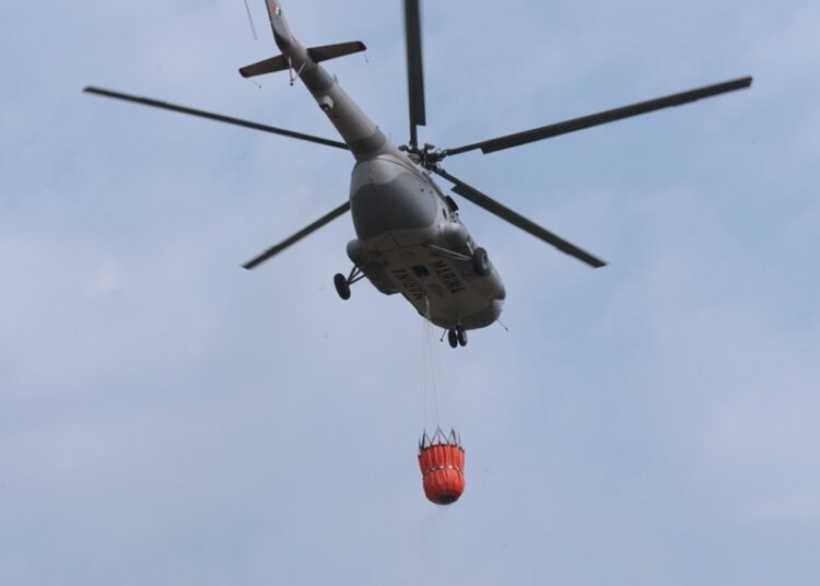 Inicia helicóptero de SEMAR combate a incendio en Cañón del Novillo
