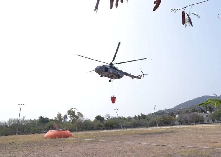 Inicia helicóptero de SEMAR combate a incendio en Cañón del Novillo