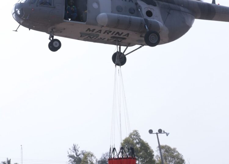 Inicia helicóptero de SEMAR combate a incendio en Cañón del Novillo
