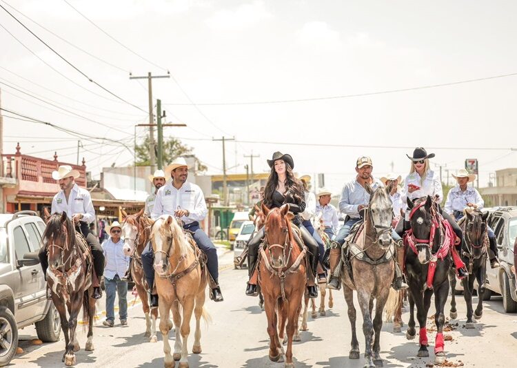 Festejan con cabalgata próximo triunfo de Carlos Peña Ortiz