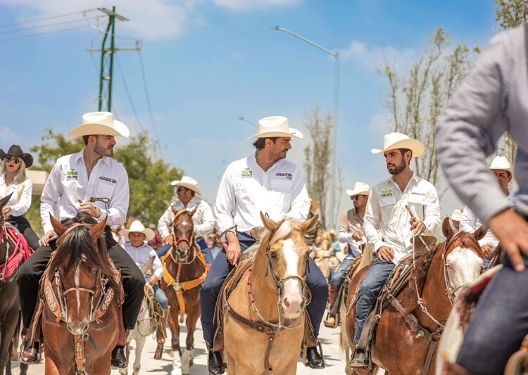 Festejan con cabalgata próximo triunfo de Carlos Peña Ortiz