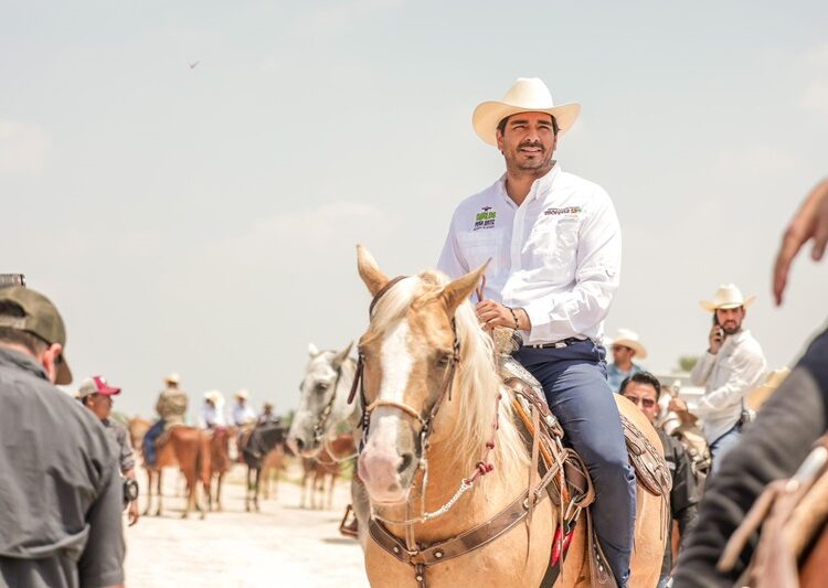 Festejan con cabalgata próximo triunfo de Carlos Peña Ortiz