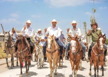 Festejan con cabalgata próximo triunfo de Carlos Peña Ortiz