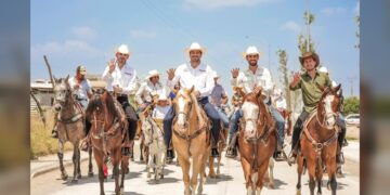 Festejan con cabalgata próximo triunfo de Carlos Peña Ortiz
