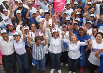 Habrá continuidad en pavimentación asegura Rosa González en la colonia Morelos