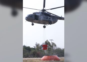 Inicia helicóptero de SEMAR combate a incendio en Cañón del Novillo