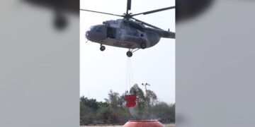 Inicia helicóptero de SEMAR combate a incendio en Cañón del Novillo