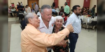 Maestros jubilados van con Carlos Canturosas