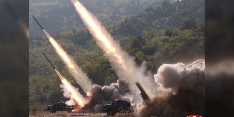 Corea del Norte lanzó decena de misiles balísticos de corto alcance al mar de Japón