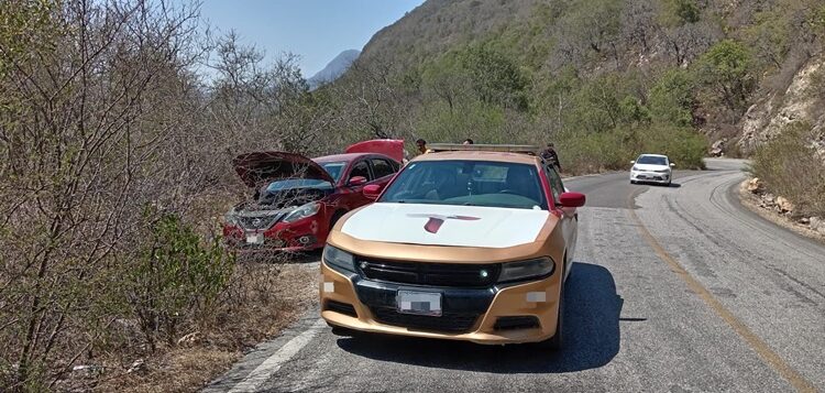 Mujer resulta lesionada tras choque de vehículo contra pared de la sierra