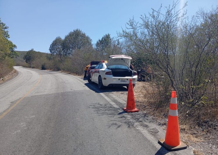 Mujer resulta lesionada tras choque de vehículo contra pared de la sierra