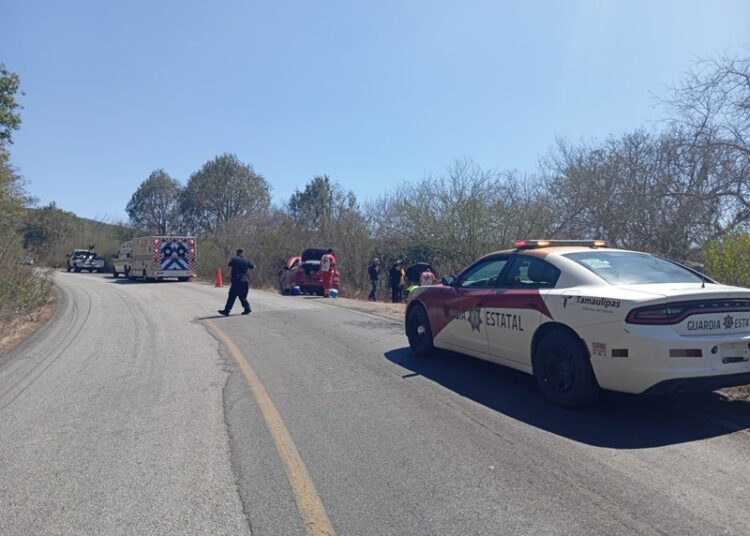 Mujer resulta lesionada tras choque de vehículo contra pared de la sierra