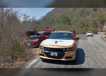 Mujer resulta lesionada tras choque de vehículo contra pared de la sierra