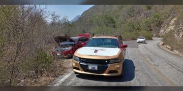 Mujer resulta lesionada tras choque de vehículo contra pared de la sierra