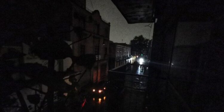 Reportan apagones en 20 estados del país