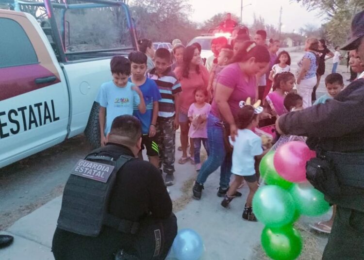 Niños y niñas de comunidad rural de  González reciben dulces y juguetes
