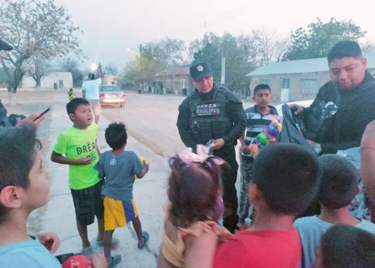 Niños y niñas de comunidad rural de  González reciben dulces y juguetes