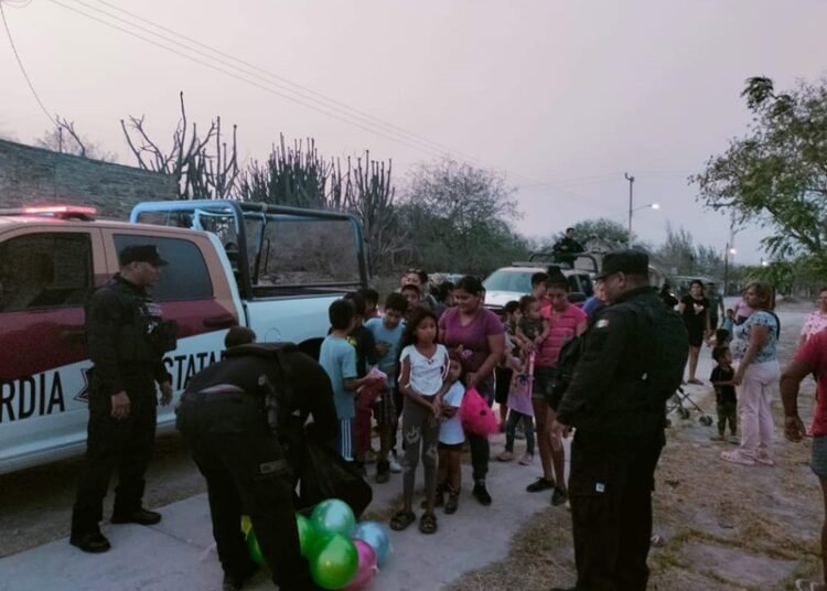 Niños y niñas de comunidad rural de  González reciben dulces y juguetes
