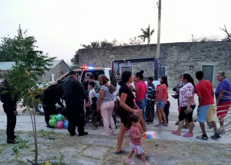Niños y niñas de comunidad rural de  González reciben dulces y juguetes