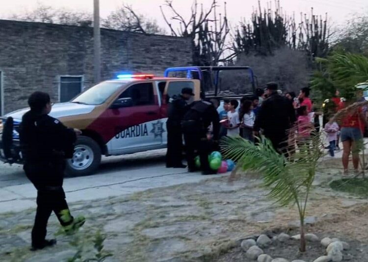 Niños y niñas de comunidad rural de  González reciben dulces y juguetes