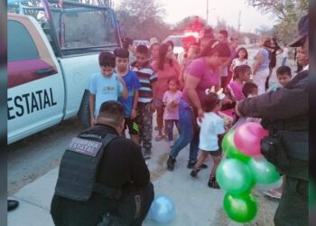 Niños y niñas de comunidad rural de  González reciben dulces y juguetes