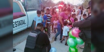 Niños y niñas de comunidad rural de  González reciben dulces y juguetes
