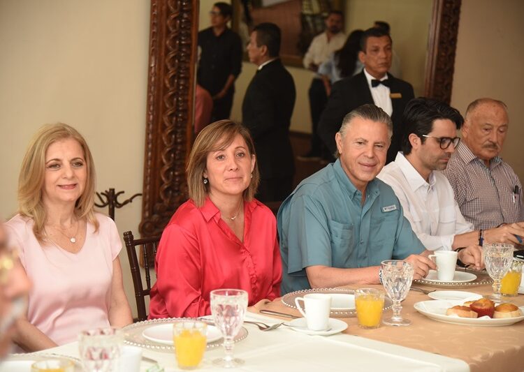 Notarios de Tampico respaldan a Rosa González y Chucho Nader