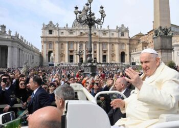 El papa pide perdón por insultar a los gays, pero no los quiere en los seminarios