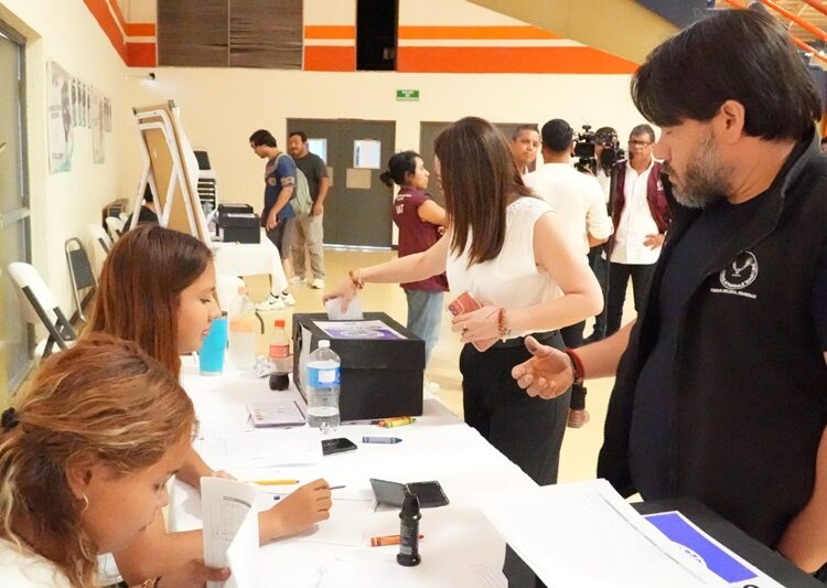 Participan estudiantes de la UAT en el Simulacro Electoral Universitario