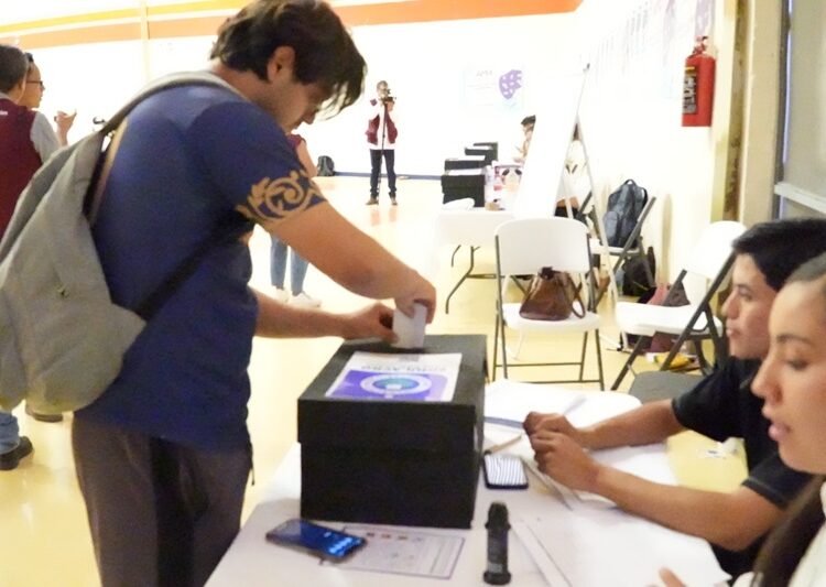 Participan estudiantes de la UAT en el Simulacro Electoral Universitario