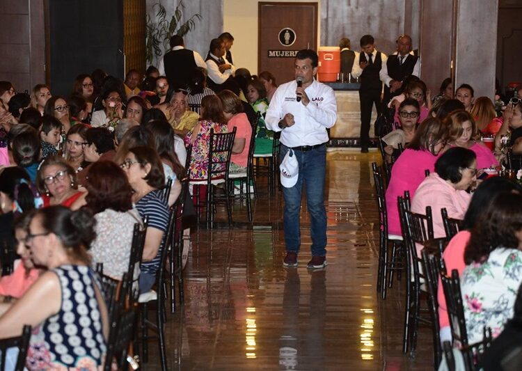 Reconoce Lalo Gattás que las mamás son el principal soporte de la sociedad victorense