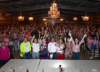 Reconoce Lalo Gattás que las mamás son el principal soporte de la sociedad victorense