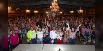 Reconoce Lalo Gattás que las mamás son el principal soporte de la sociedad victorense