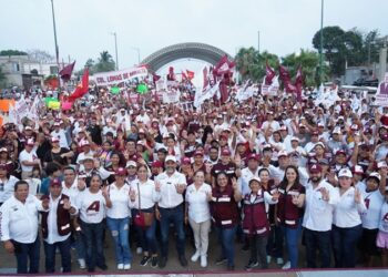 Recorren decenas de familias el Paseo Nochebuena en favor del proyecto de continuidad de AMM