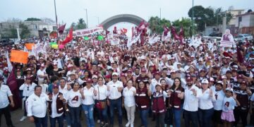 Recorren decenas de familias el Paseo Nochebuena en favor del proyecto de continuidad de AMM
