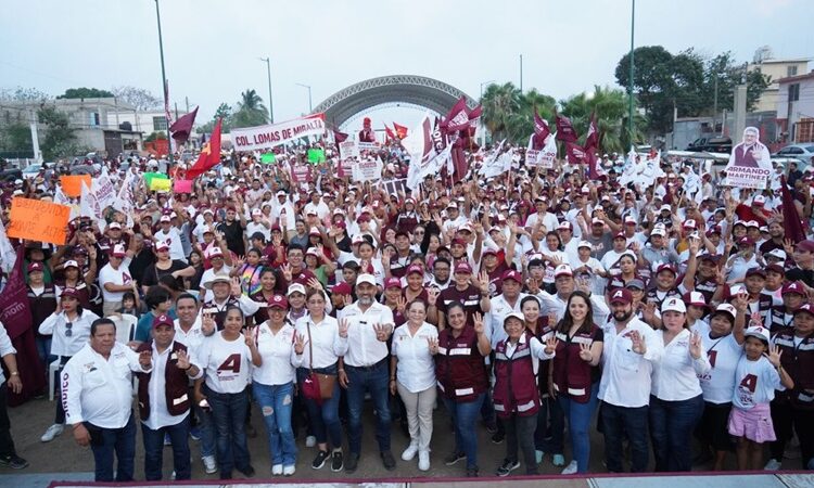 Recorren decenas de familias el Paseo Nochebuena en favor del proyecto de continuidad de AMM