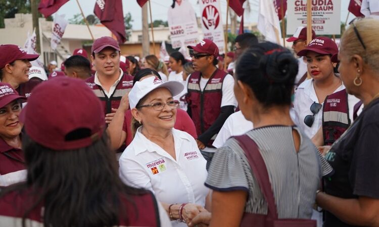 Recorren decenas de familias el Paseo Nochebuena en favor del proyecto de continuidad de AMM