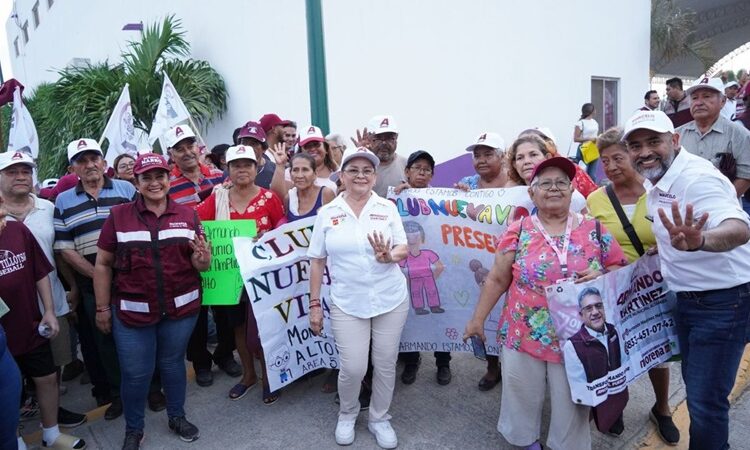 Recorren decenas de familias el Paseo Nochebuena en favor del proyecto de continuidad de AMM
