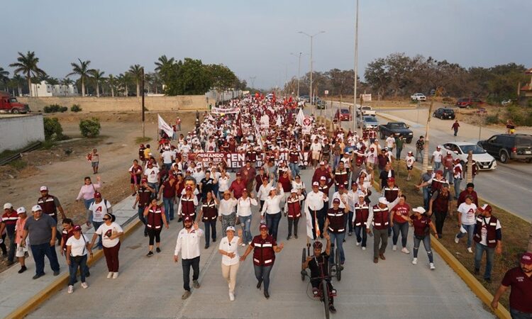 Recorren decenas de familias el Paseo Nochebuena en favor del proyecto de continuidad de AMM