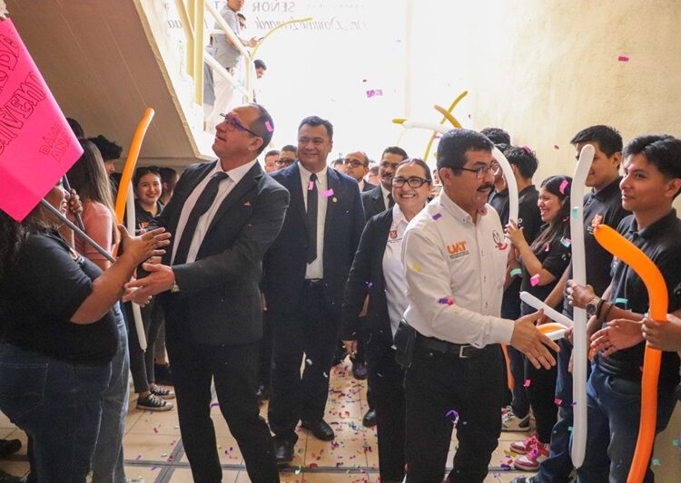Rector de la UAT entrega nombramientos a nuevos directivos de la UAM Mante