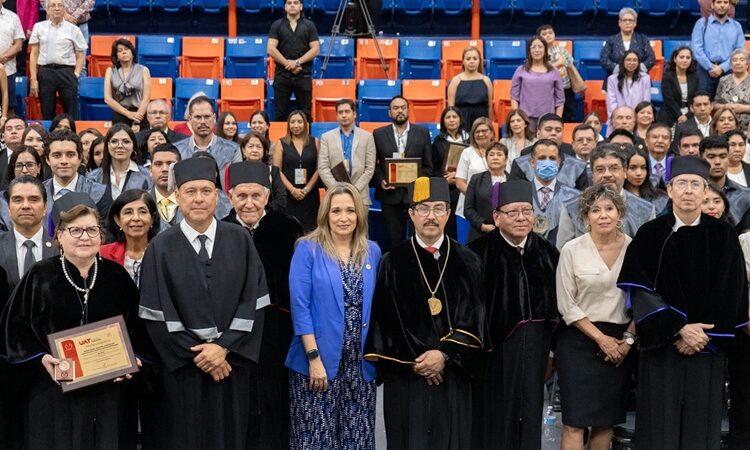 Rinde la UAT emotivo homenaje a su personal académico