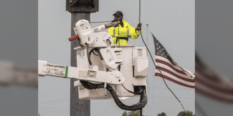 Se apresuran para restaurar la energía antes de otra tormenta en Texas