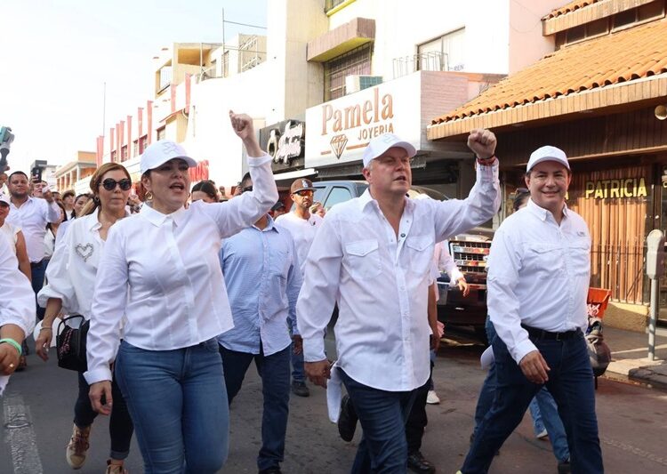 Se unen miles de neolaredenses a marcha pacífica por la democracia