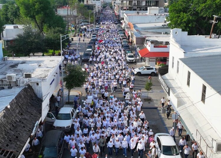 Se unen miles de neolaredenses a marcha pacífica por la democracia