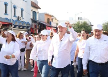 Se unen miles de neolaredenses a marcha pacífica por la democracia