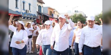 Se unen miles de neolaredenses a marcha pacífica por la democracia