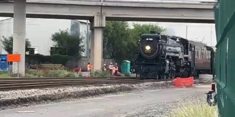 Por Nuevo Laredo pasó el tren de vapor Empress 2816
