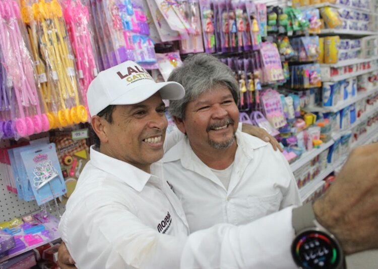 Visita Lalo a obreros y dirigentes de maquiladoras