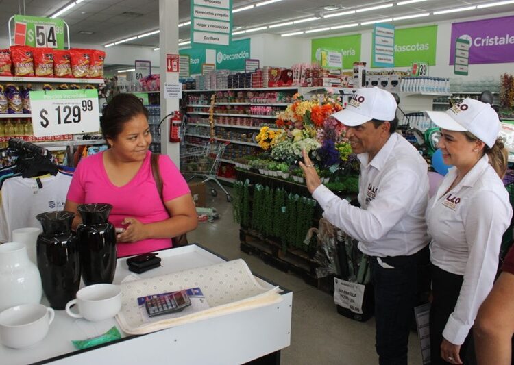 Visita Lalo a obreros y dirigentes de maquiladoras