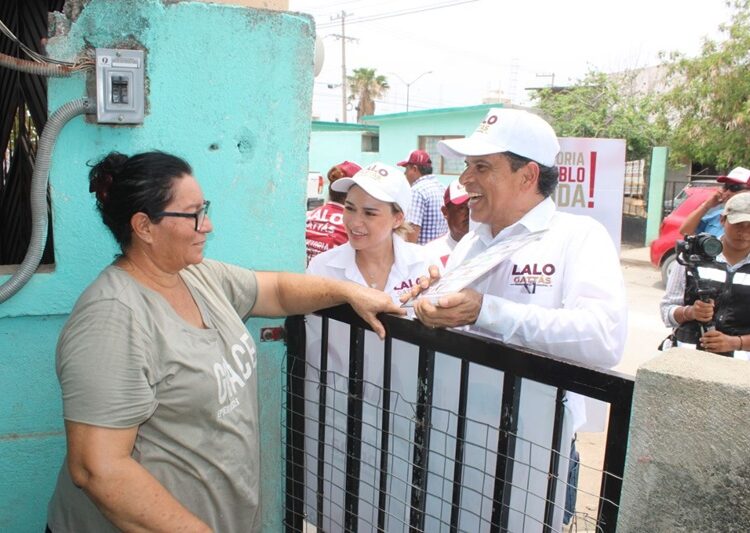 Visita Lalo a obreros y dirigentes de maquiladoras